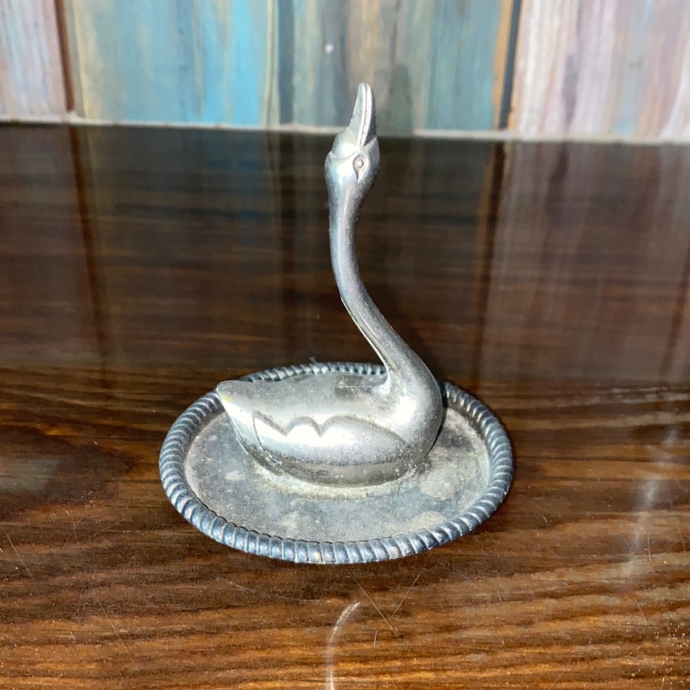 Swan ring holder